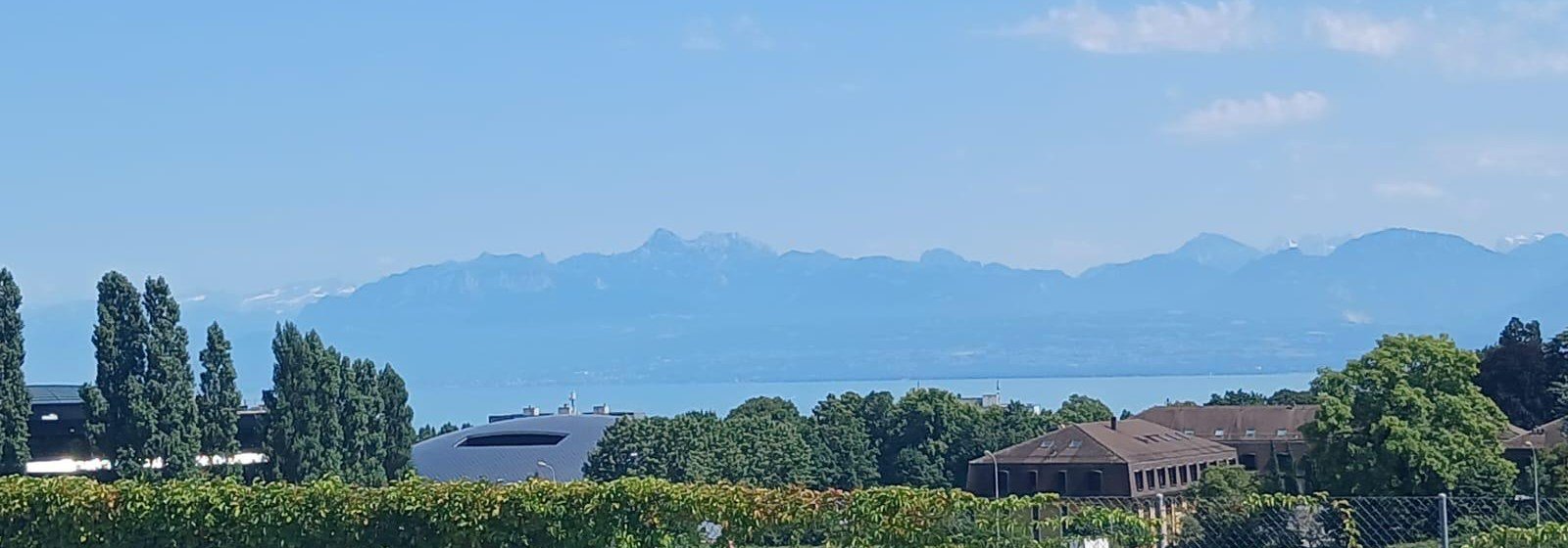 Vue sur le lac Léman et les Alpes depuis Rolle